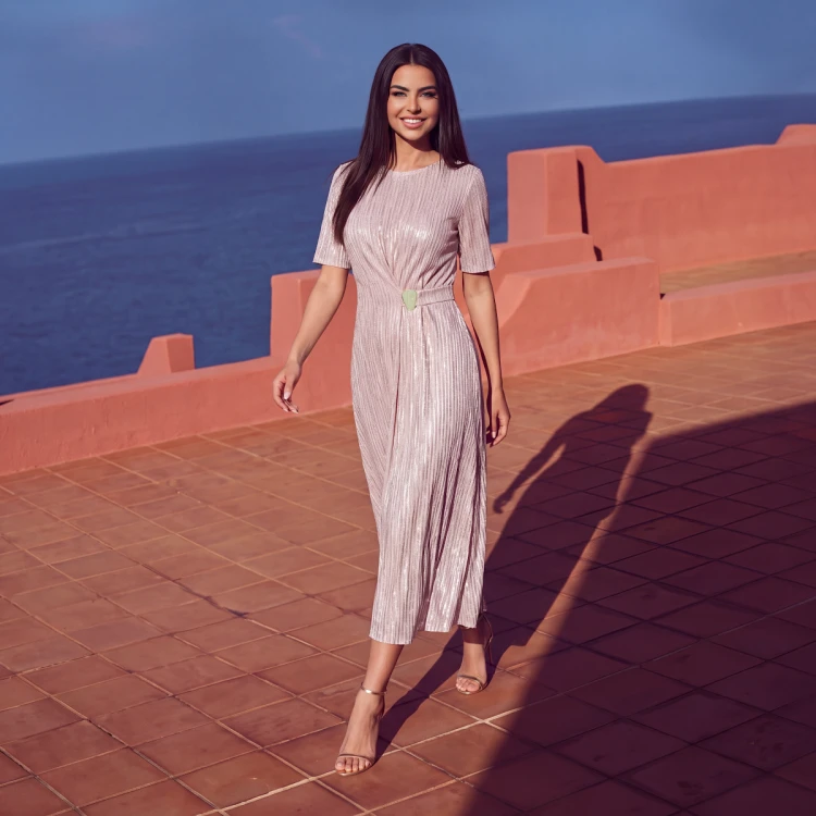 Plisowana sukienka midi pudrowy róż z połyskiem